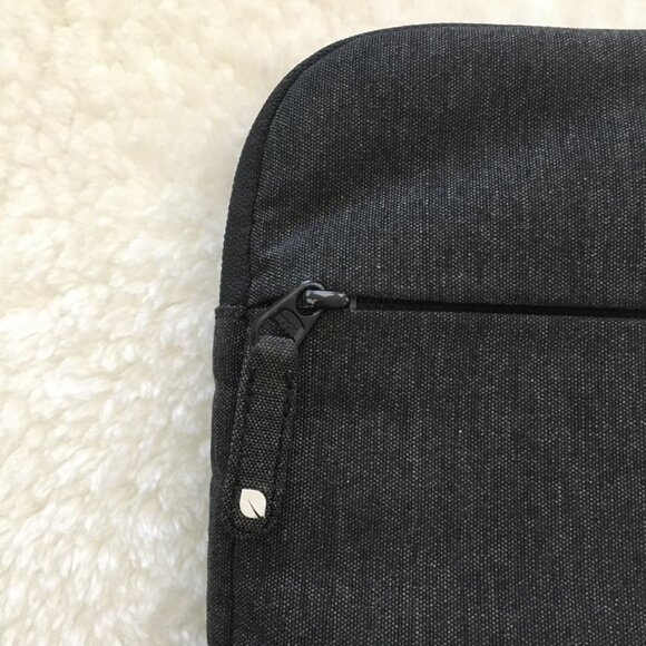 Incase Laptop Sleeve 14"x10" Gray 16" Diagonal - Picture 3 of 12